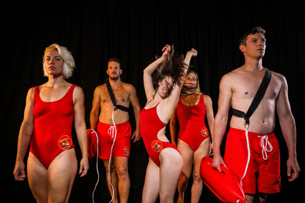 5 Männer und Frauen in roten Badesachen, a la Baywatch